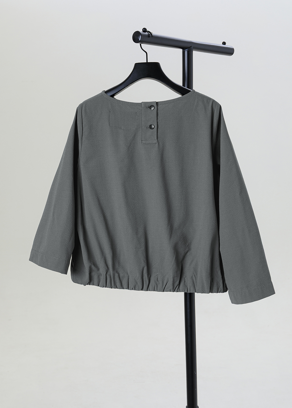 斜向鬆緊泡襬上衣