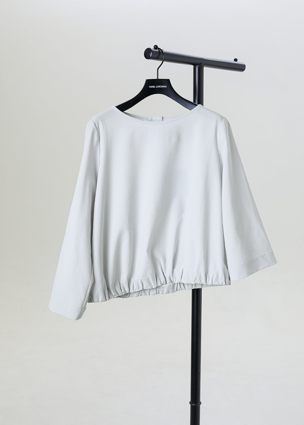 斜向鬆緊泡襬上衣