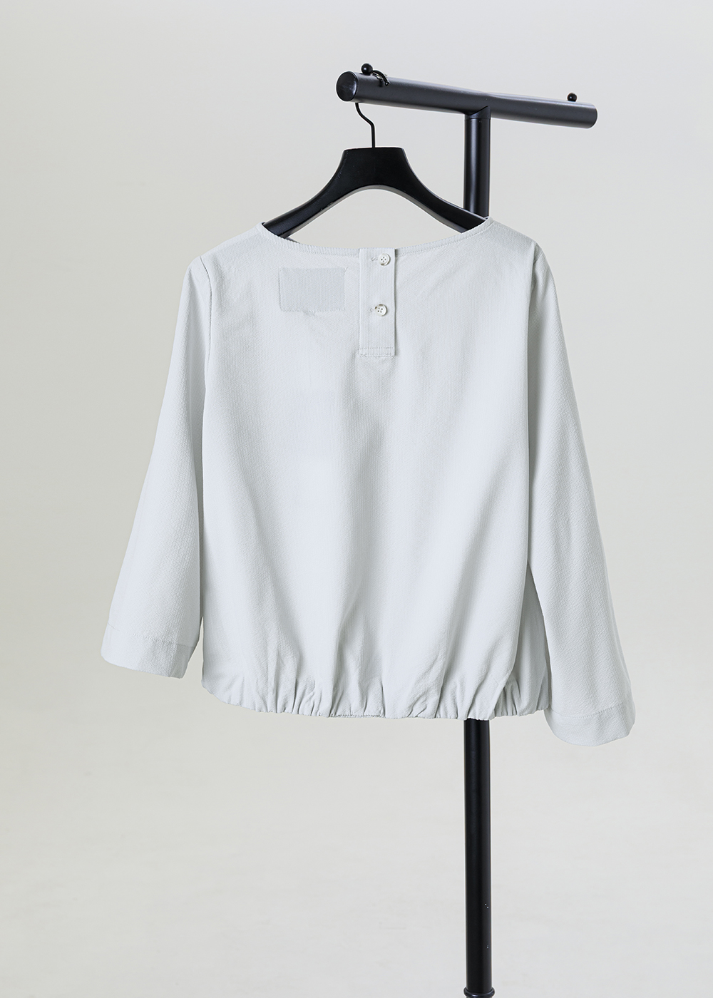 斜向鬆緊泡襬上衣