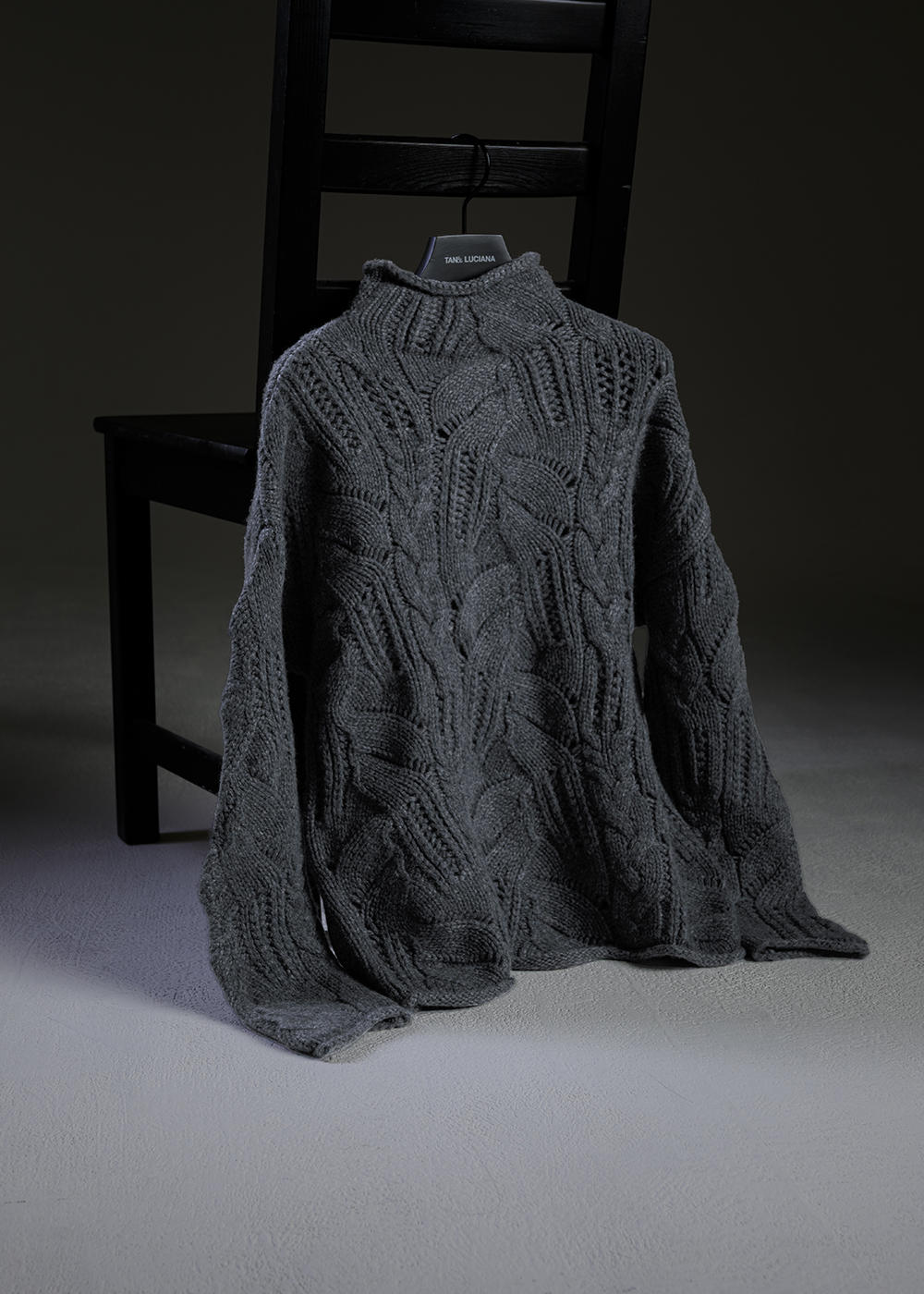 層葉鏤空針織上衣