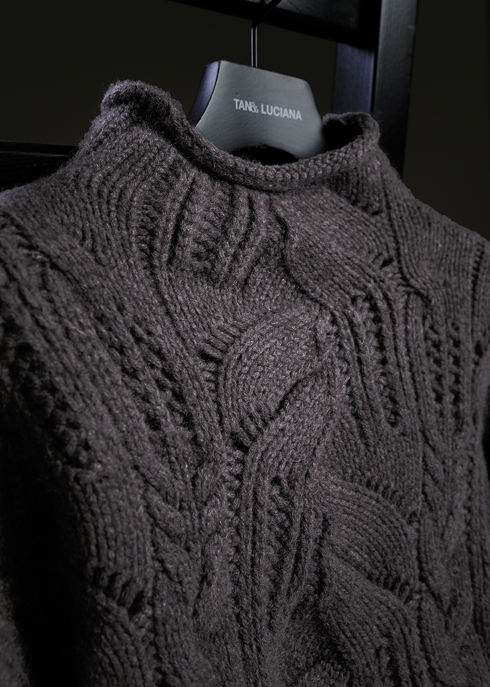 層葉鏤空針織上衣