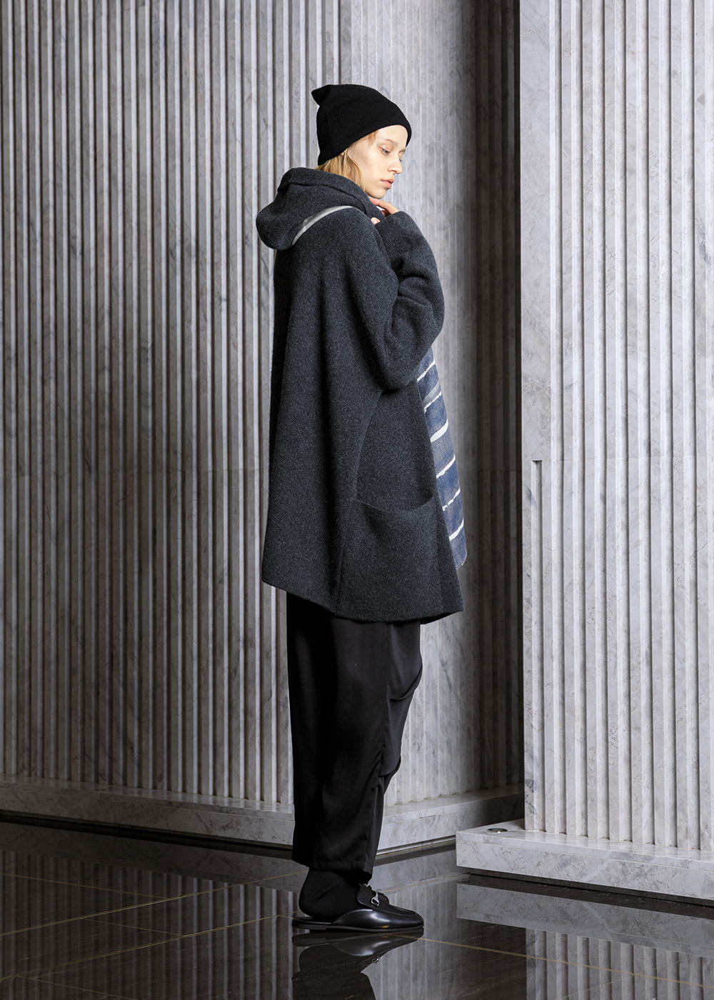 灰霧大翻領落肩羊毛外套