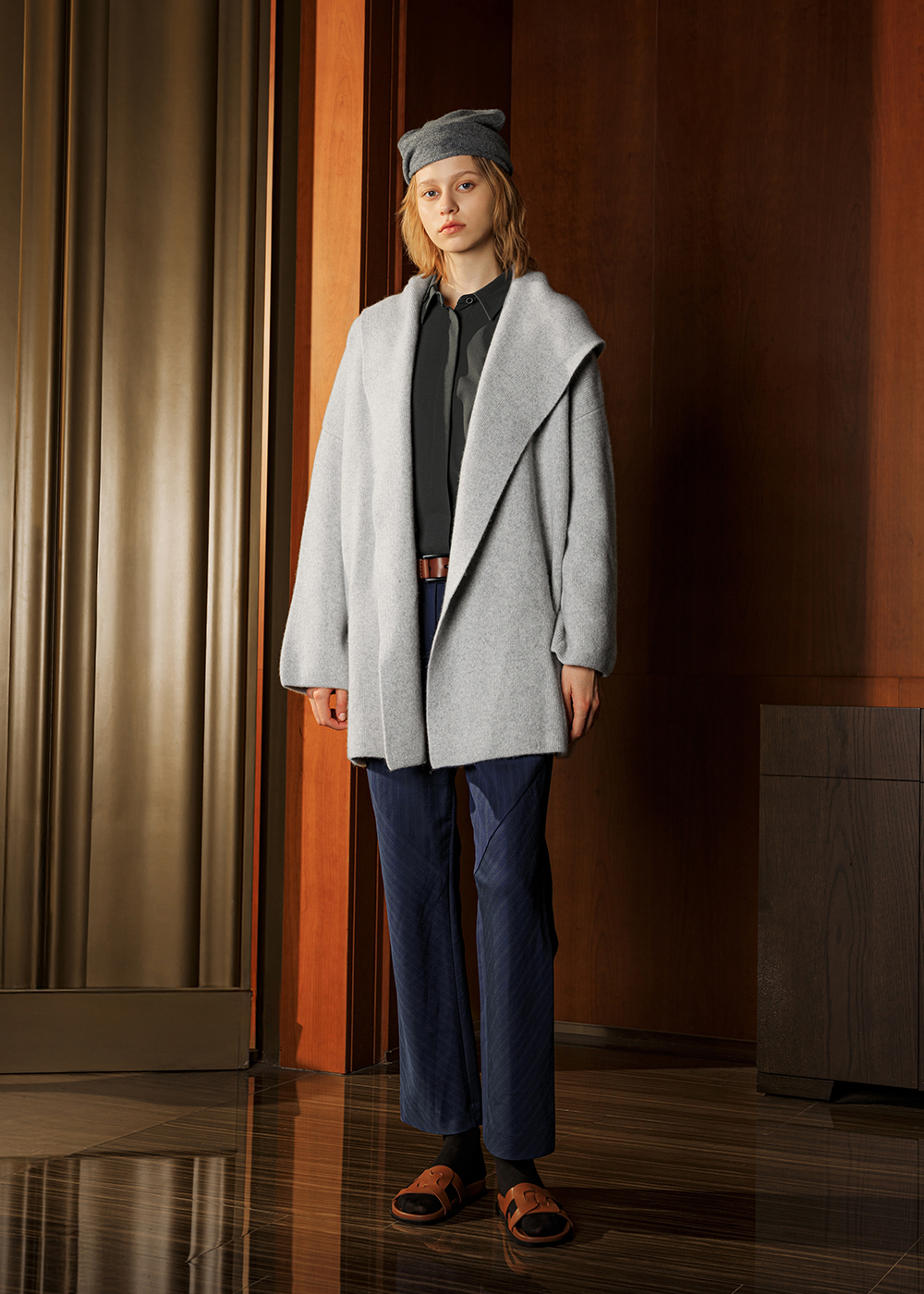 灰霧大翻領落肩羊毛外套