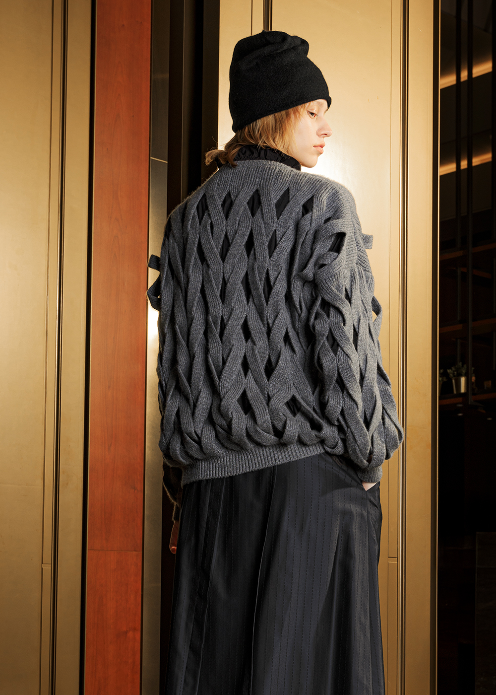 霧編交錯鏤空針織上衣