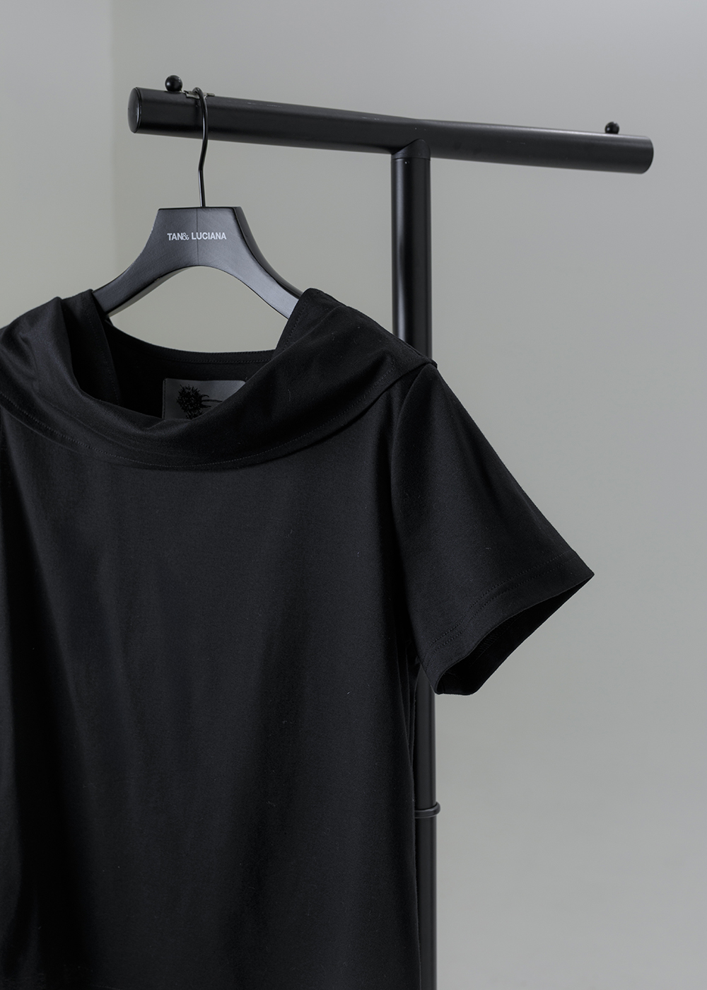 靜流垂墜領短袖上衣