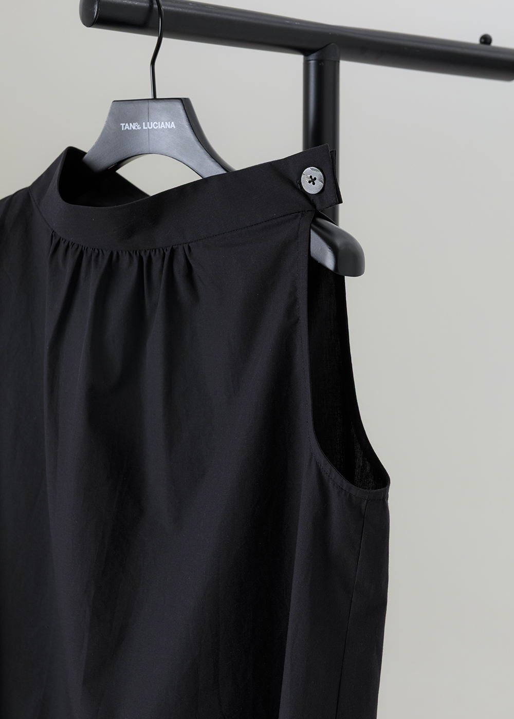 緩域立領側釦無袖上衣