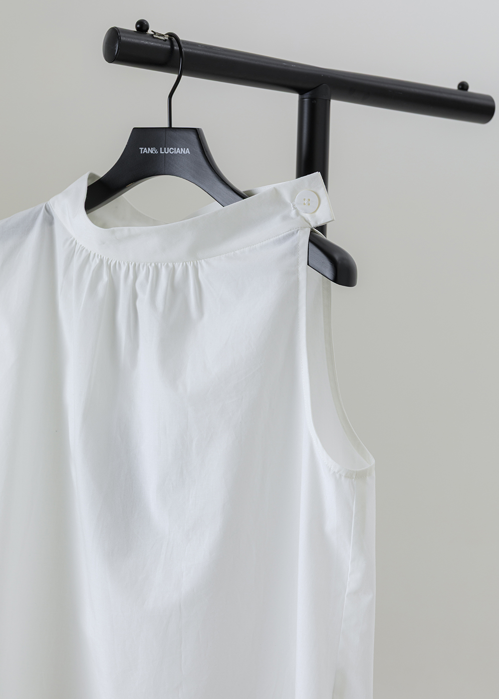 緩域立領側釦無袖上衣