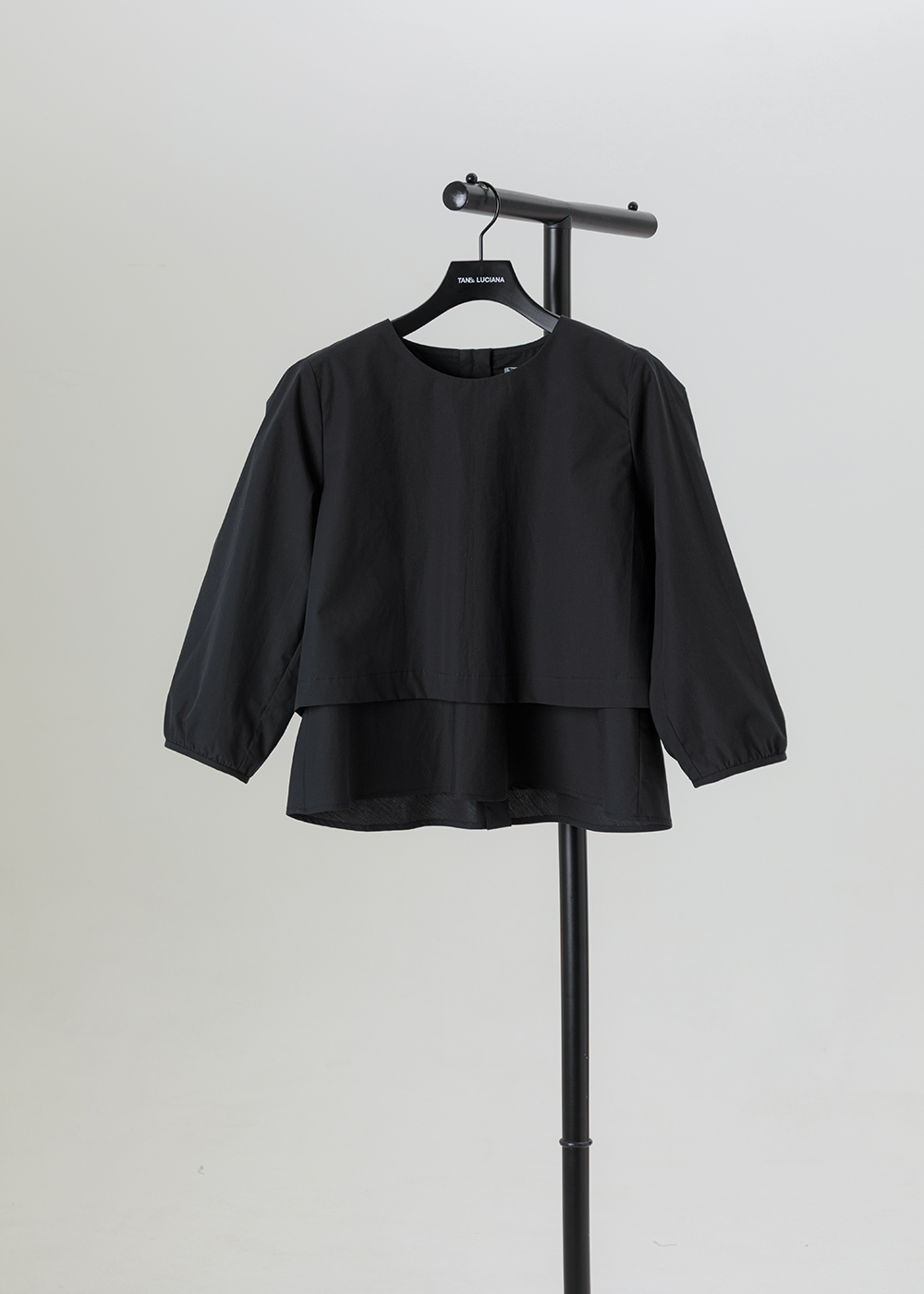 層幕分層剪接六分袖上衣