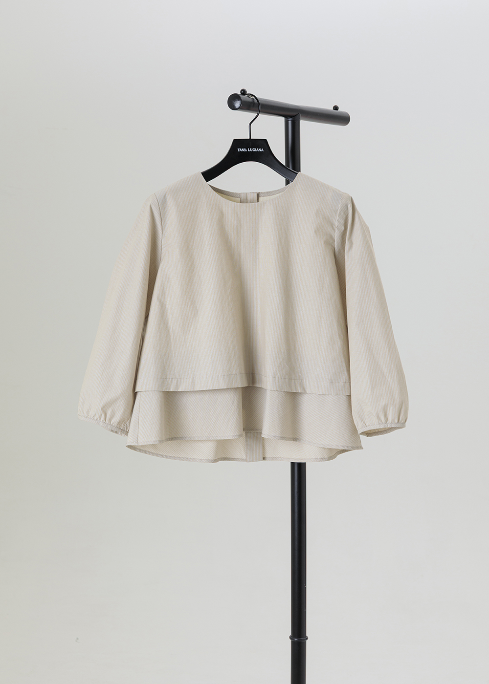 層幕分層剪接六分袖上衣