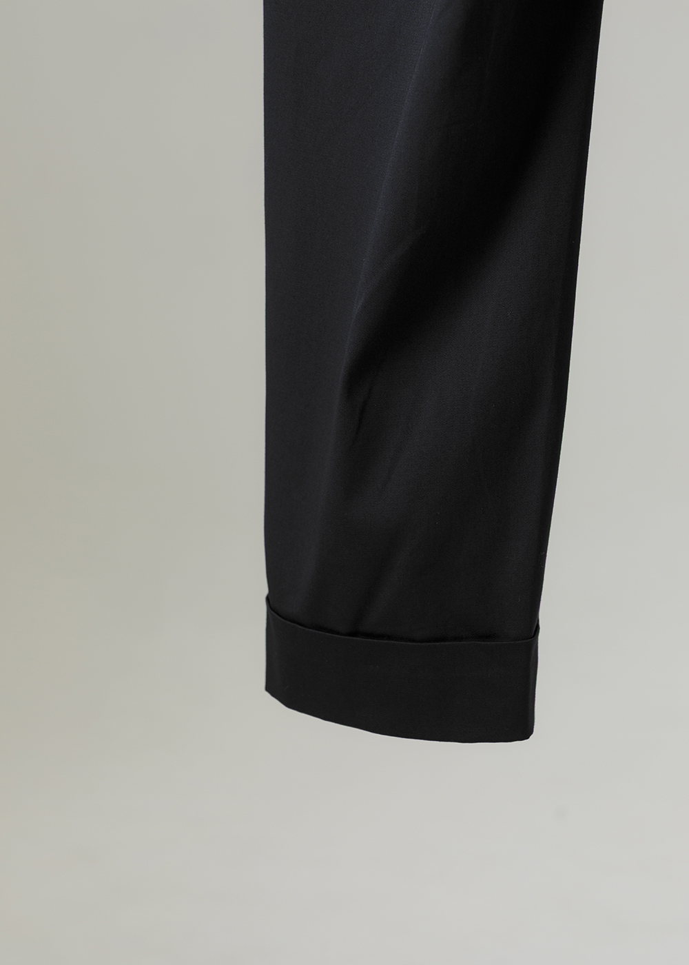 俐落修身直筒八分長褲・霧光微彈棉