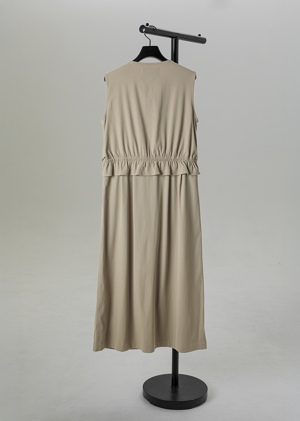  | 輕緞光感 |流線重構 V 領工藝背心洋裝