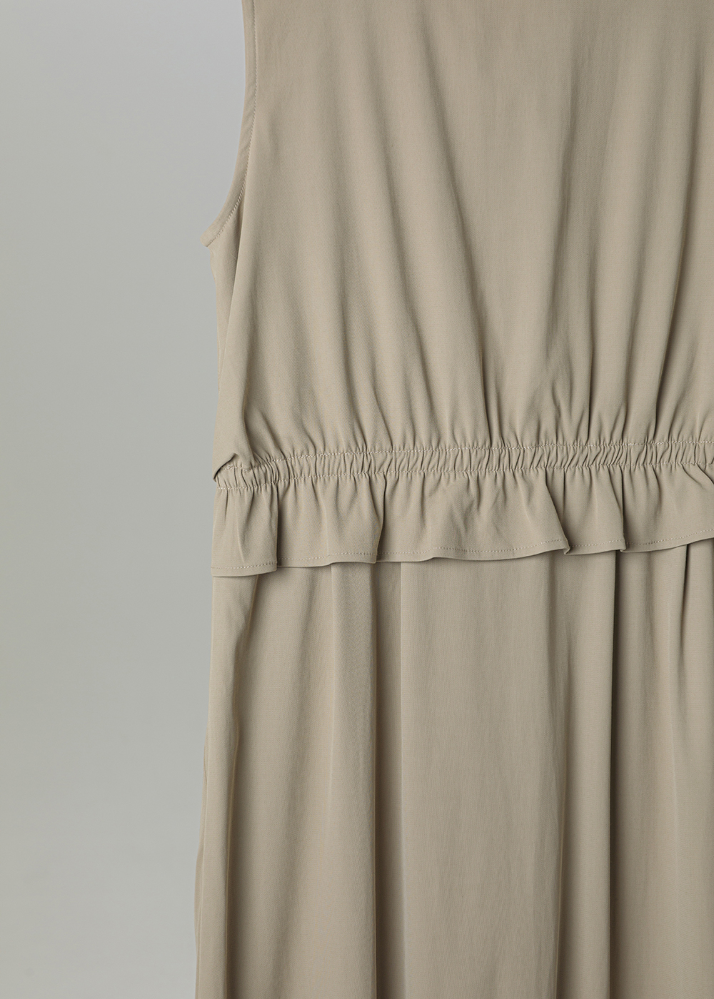  | 輕緞光感 |流線重構 V 領工藝背心洋裝