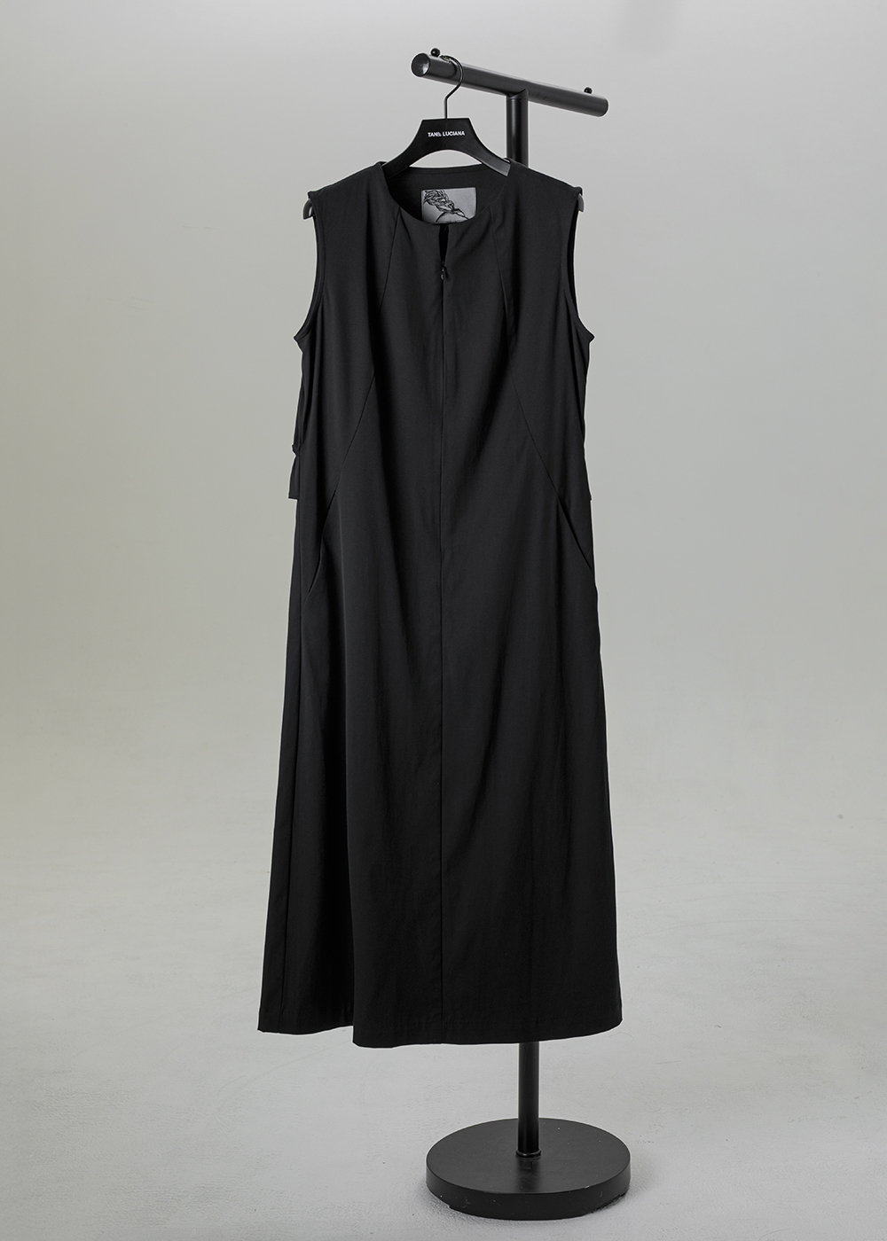  | 輕緞光感 |流線重構 V 領工藝背心洋裝