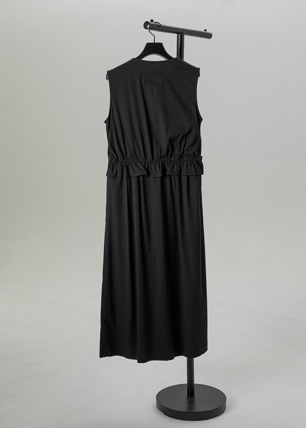  | 輕緞光感 |流線重構 V 領工藝背心洋裝