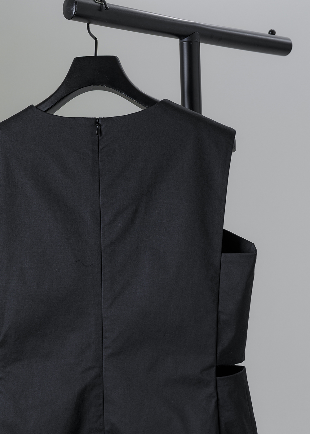 幾何腰側鏤空結構洋裝