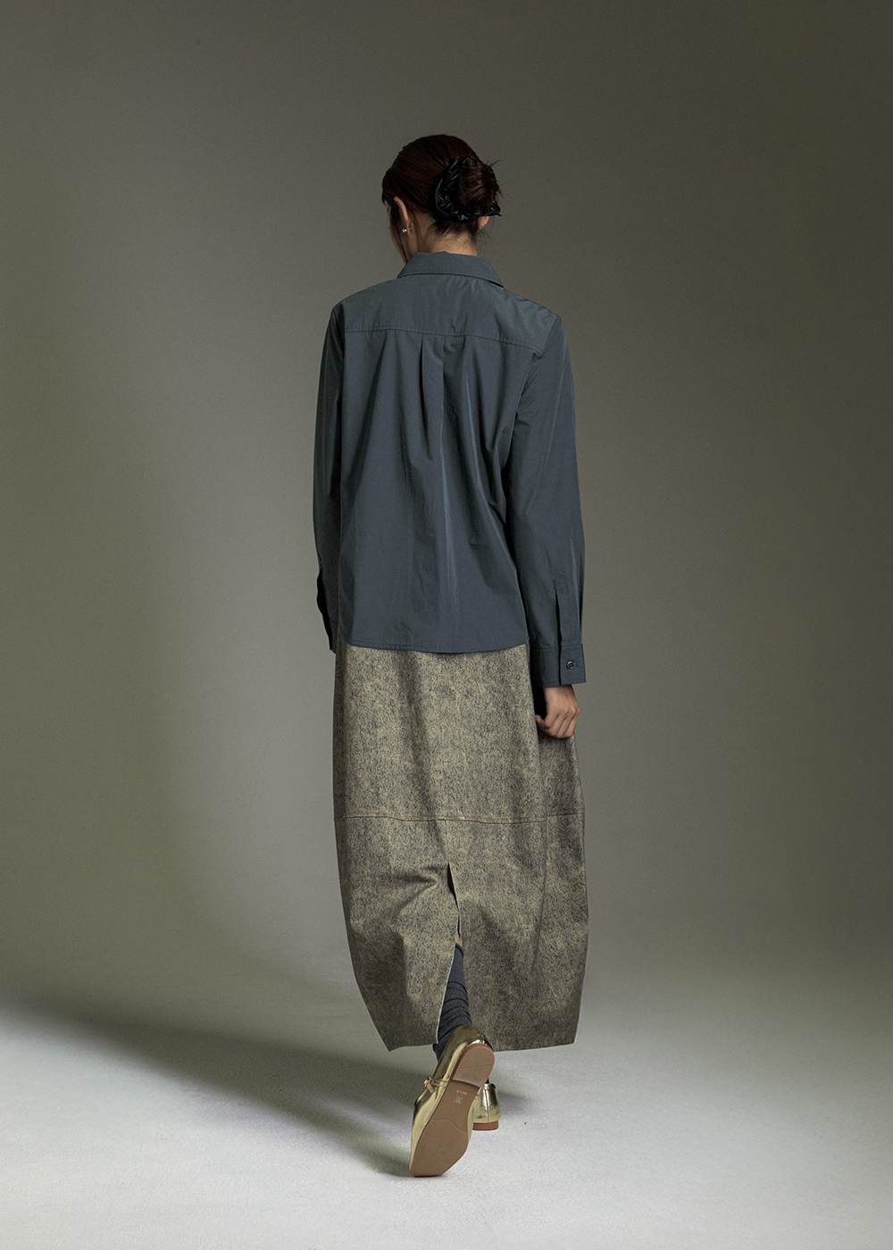 沉著微褶弧襬襯衫