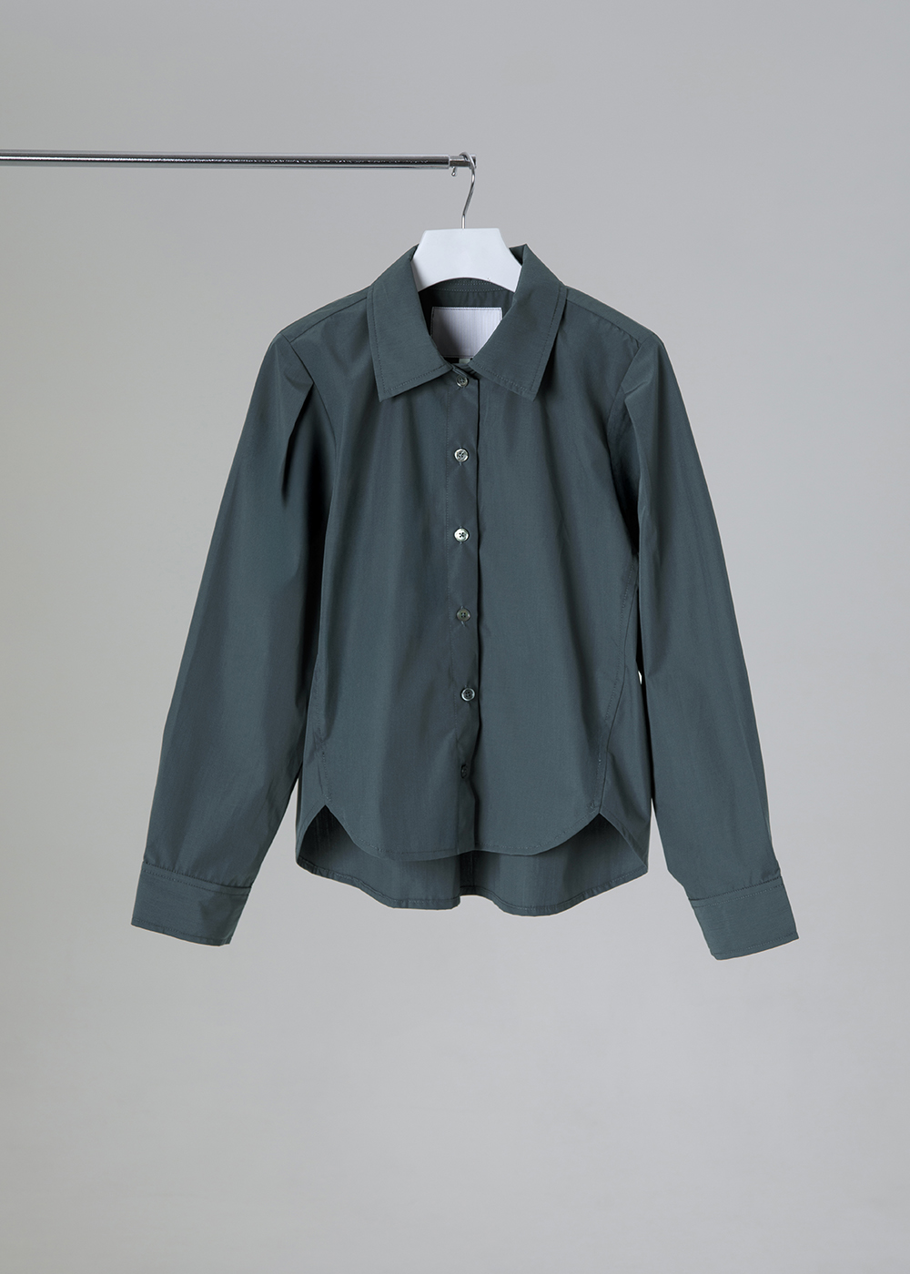 沉著微褶弧襬襯衫