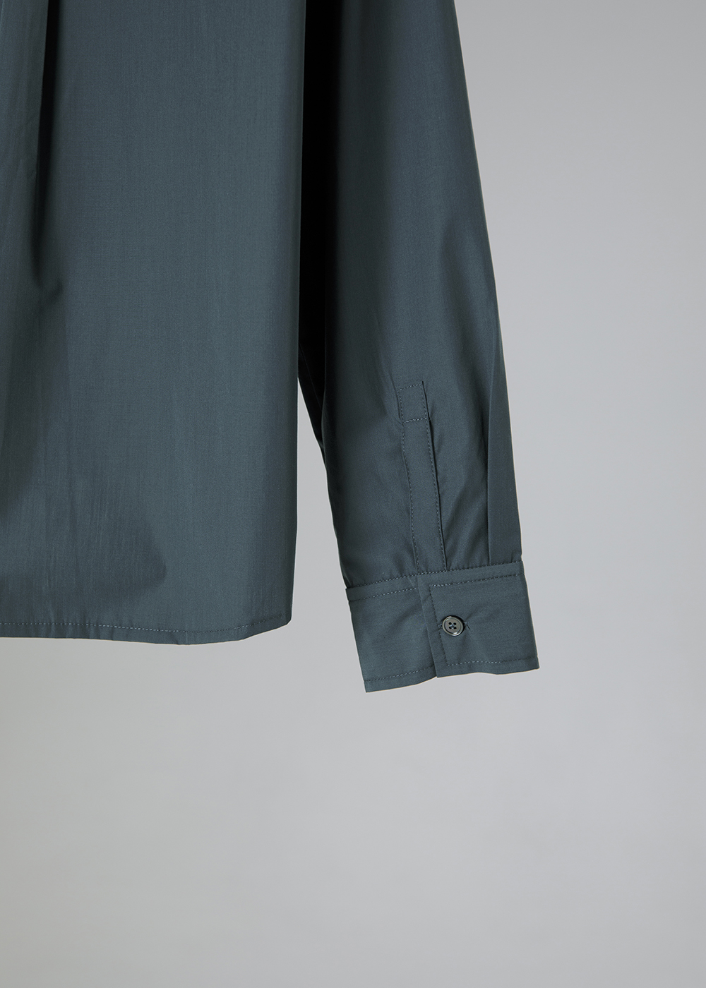 沉著微褶弧襬襯衫