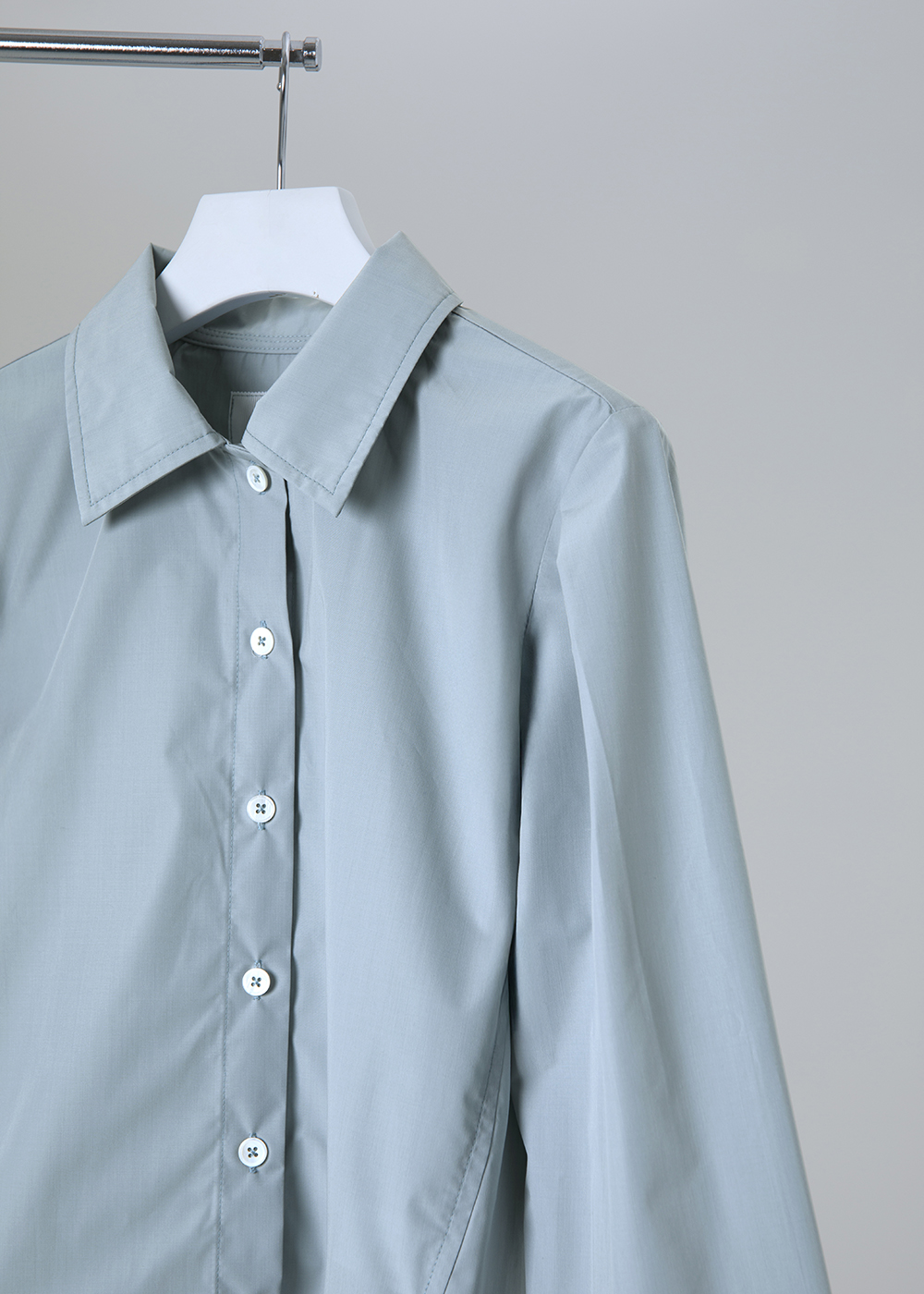 沉著微褶弧襬襯衫