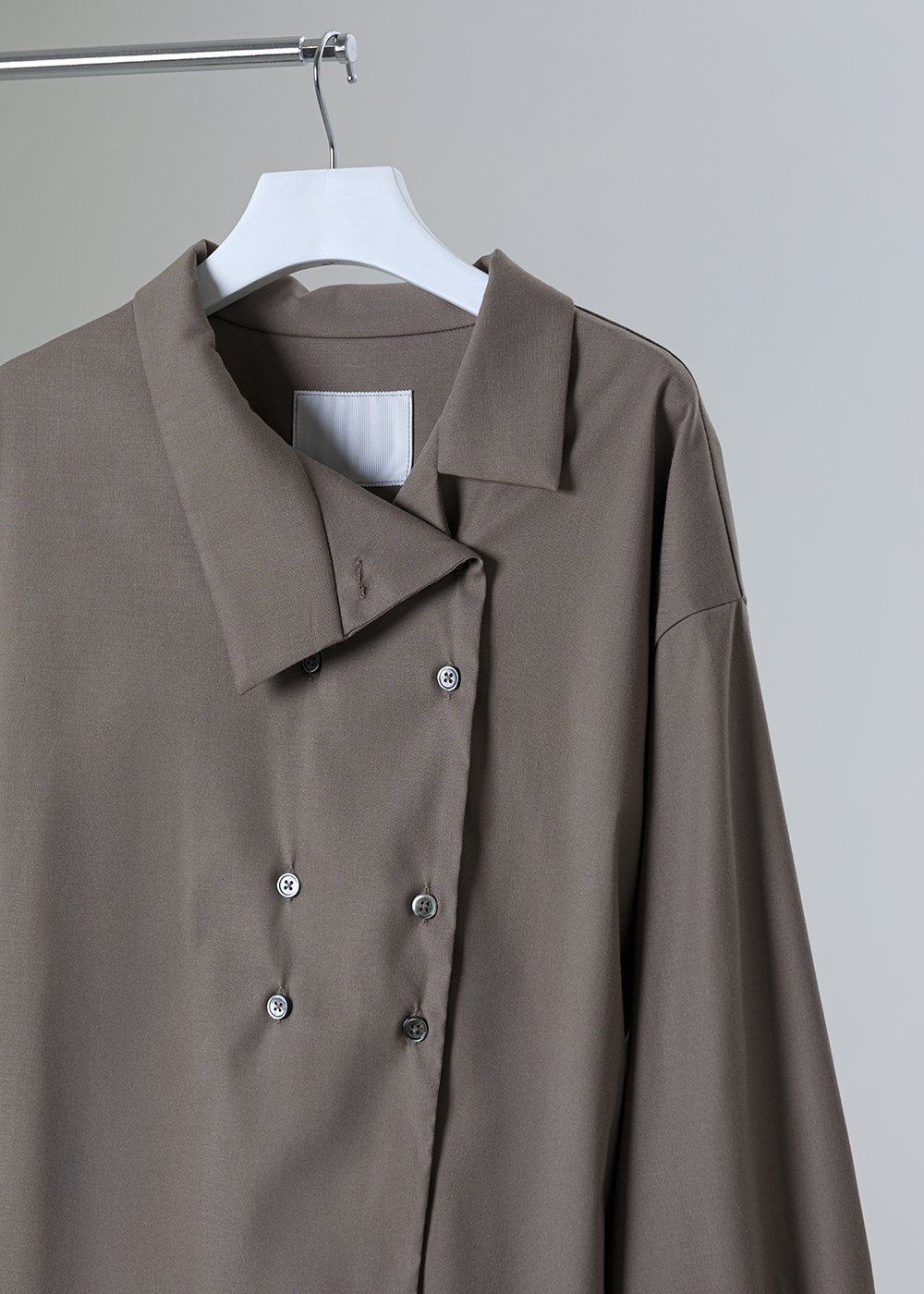 微界斜向門襟雙釦襯衫