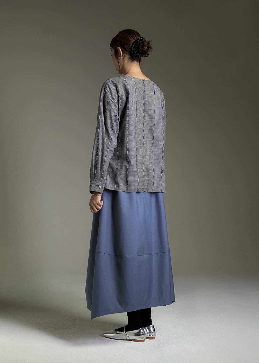 灰調格紋立體剪接上衣