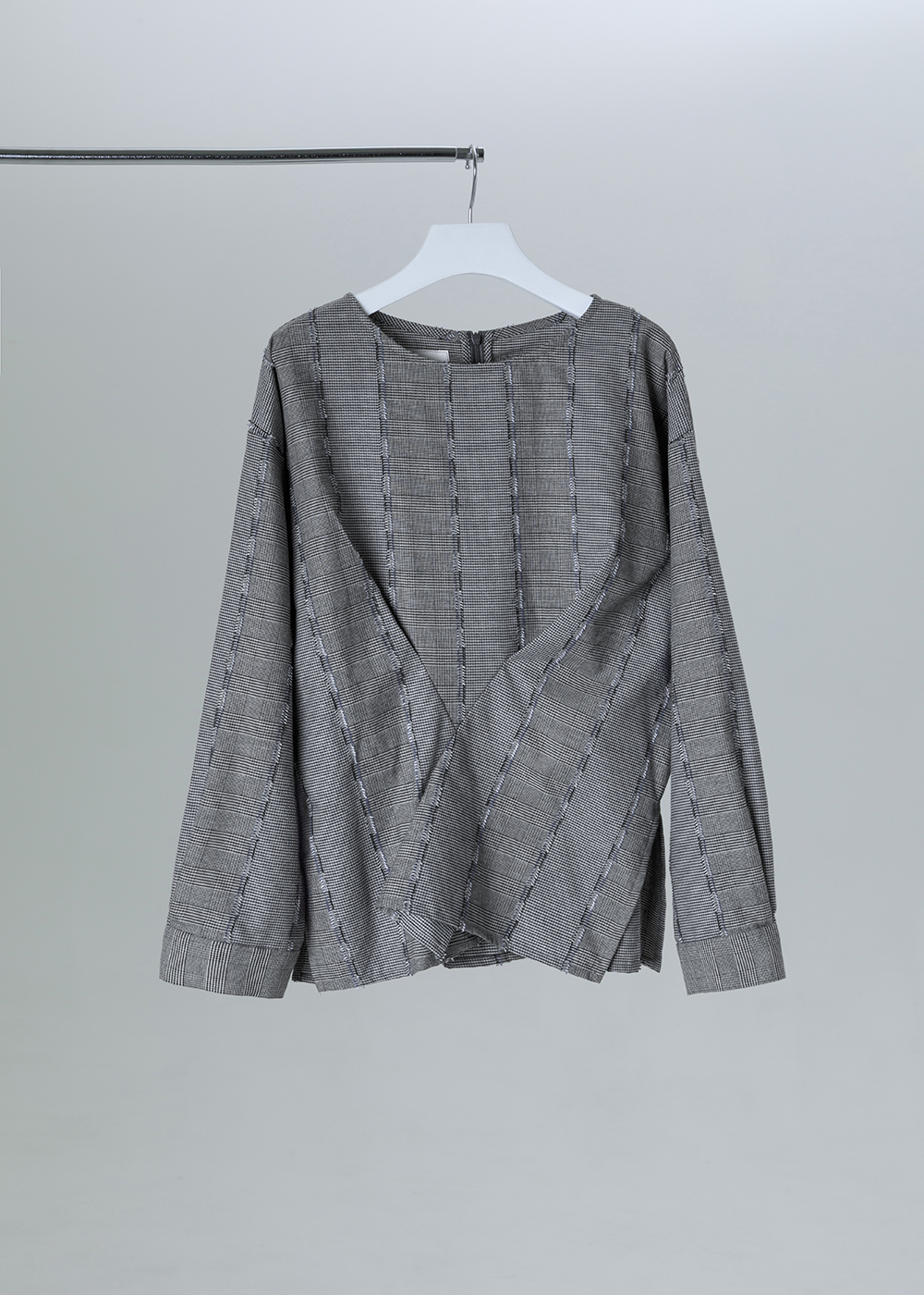 灰調格紋立體剪接上衣