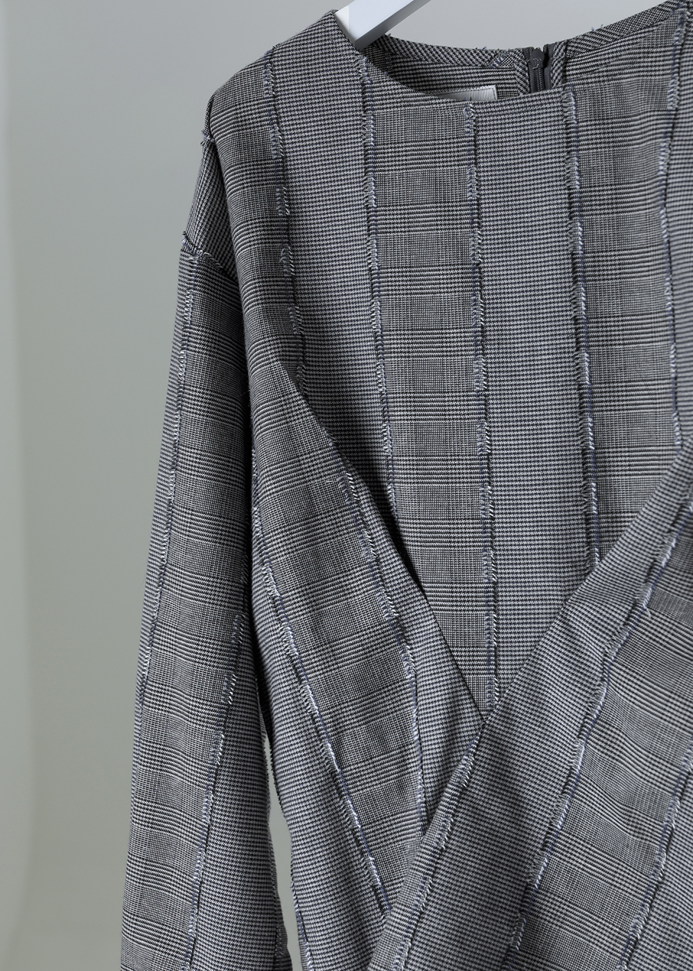 灰調格紋立體剪接上衣