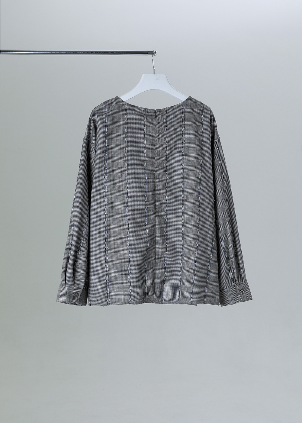 灰調格紋立體剪接上衣
