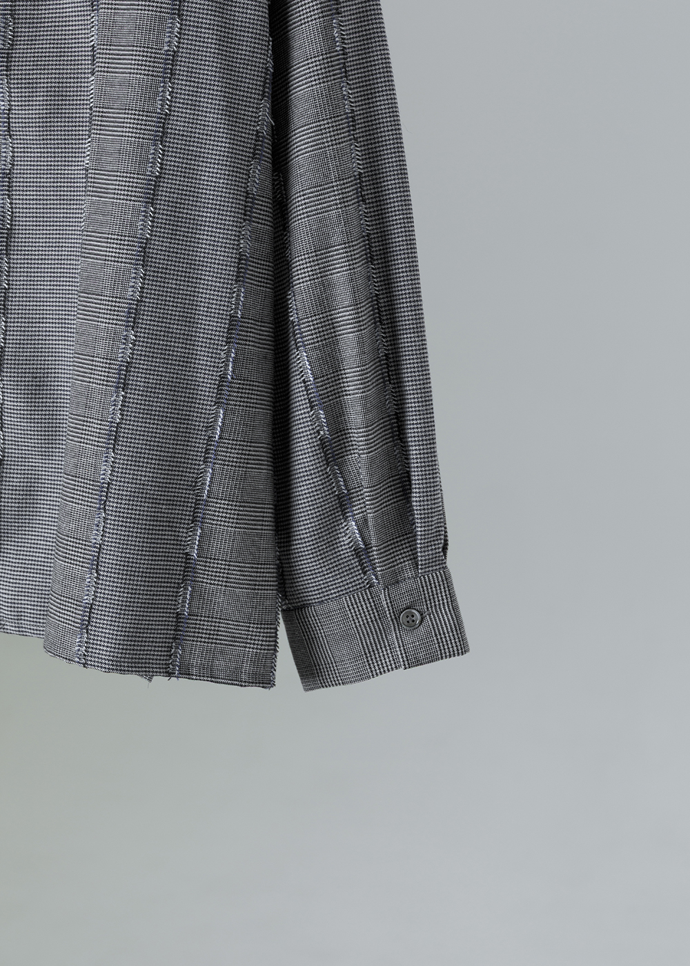 灰調格紋立體剪接上衣