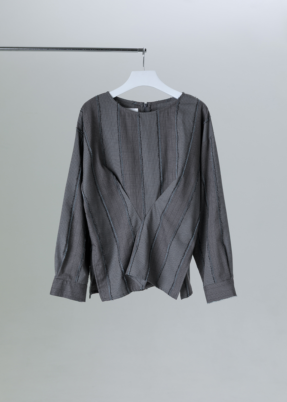 灰調格紋立體剪接上衣