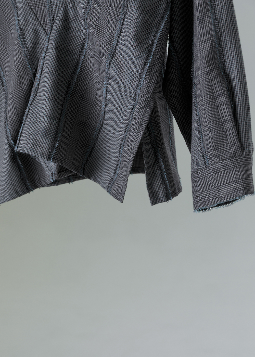 灰調格紋立體剪接上衣