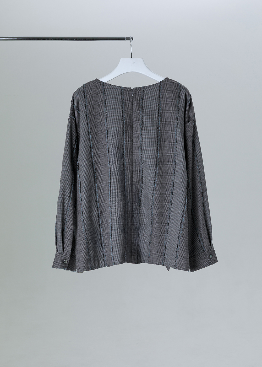 灰調格紋立體剪接上衣