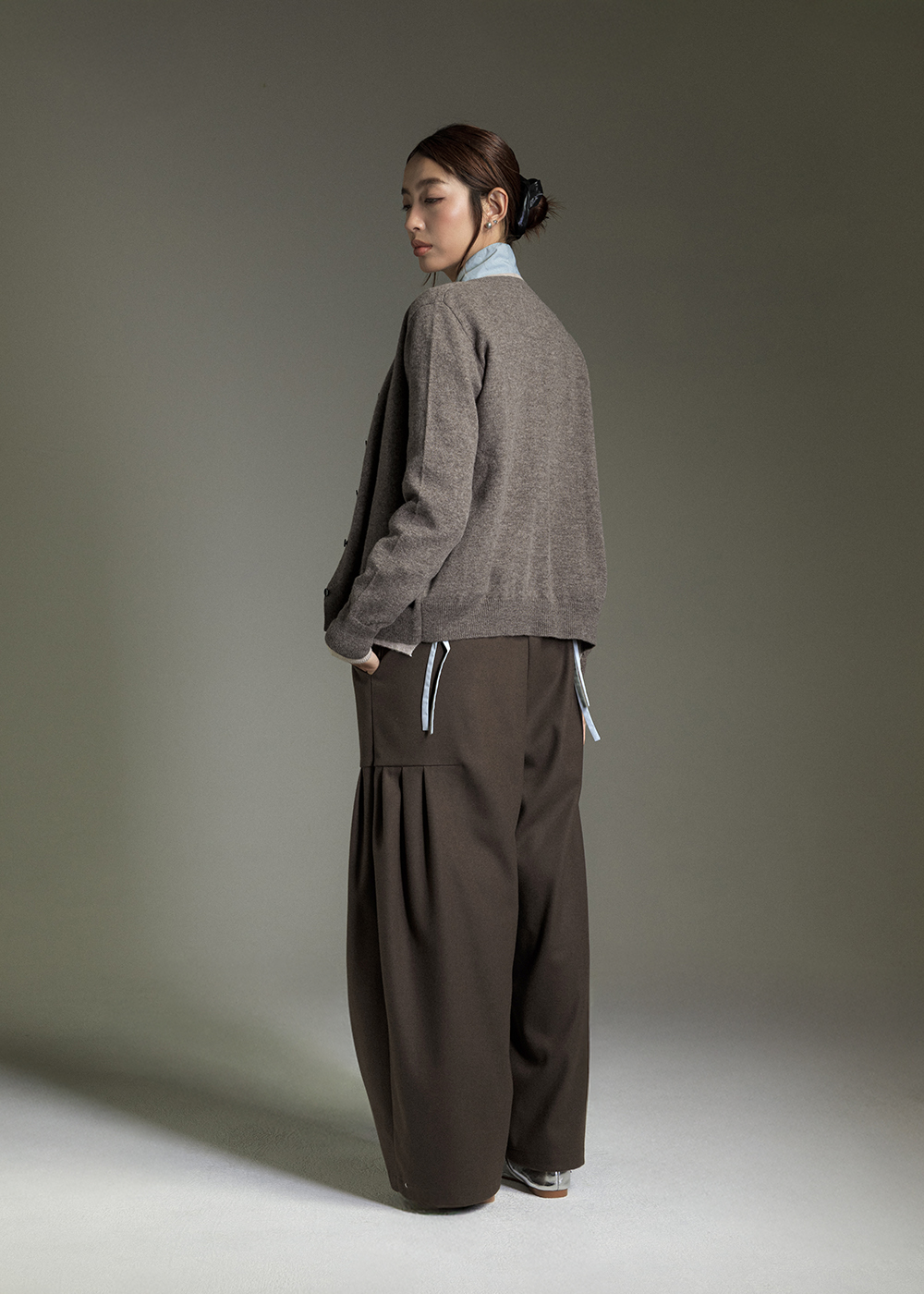 風琴低位拼接百摺寬褲<br />
