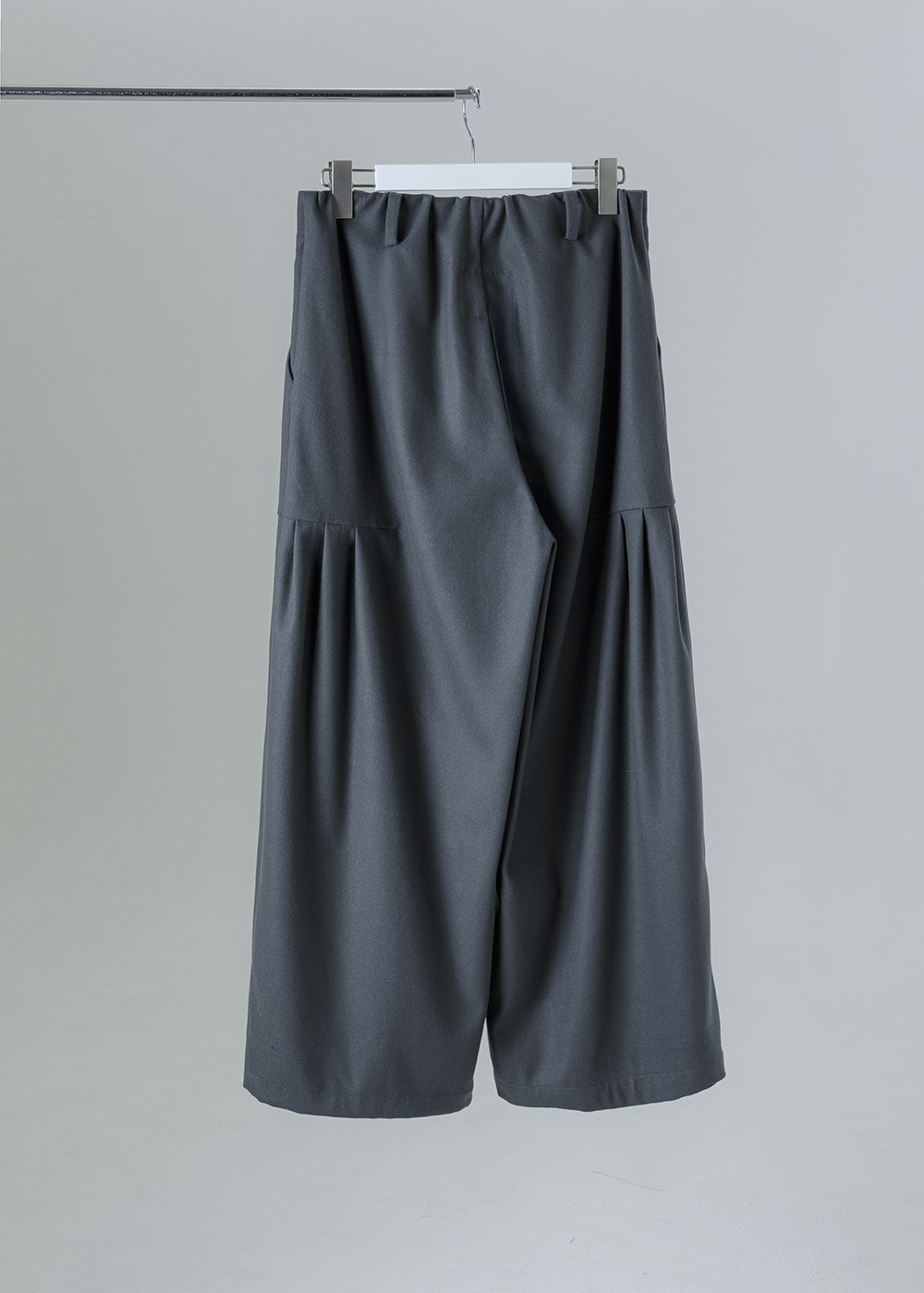 風琴低位拼接百摺寬褲<br />
