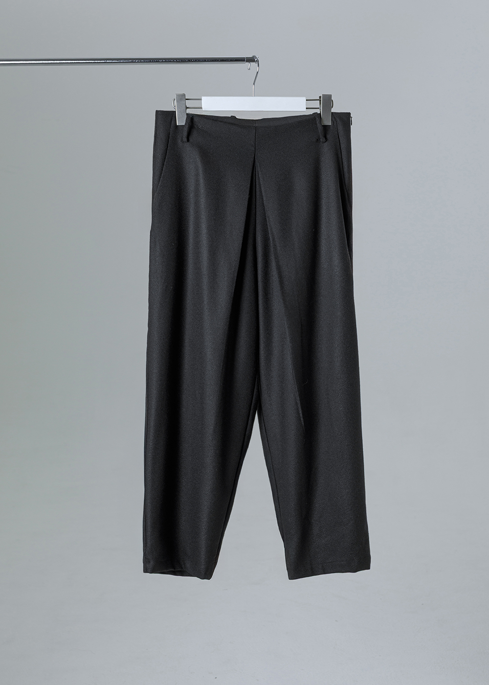 立褶垂墜流線錐形褲