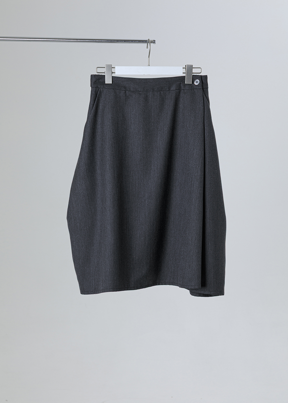 微岑不對稱打褶錐形裙<br />
