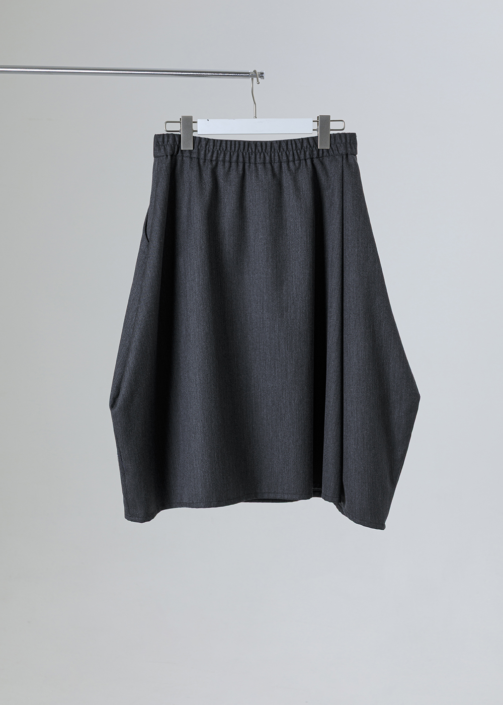 微岑不對稱打褶錐形裙<br />
