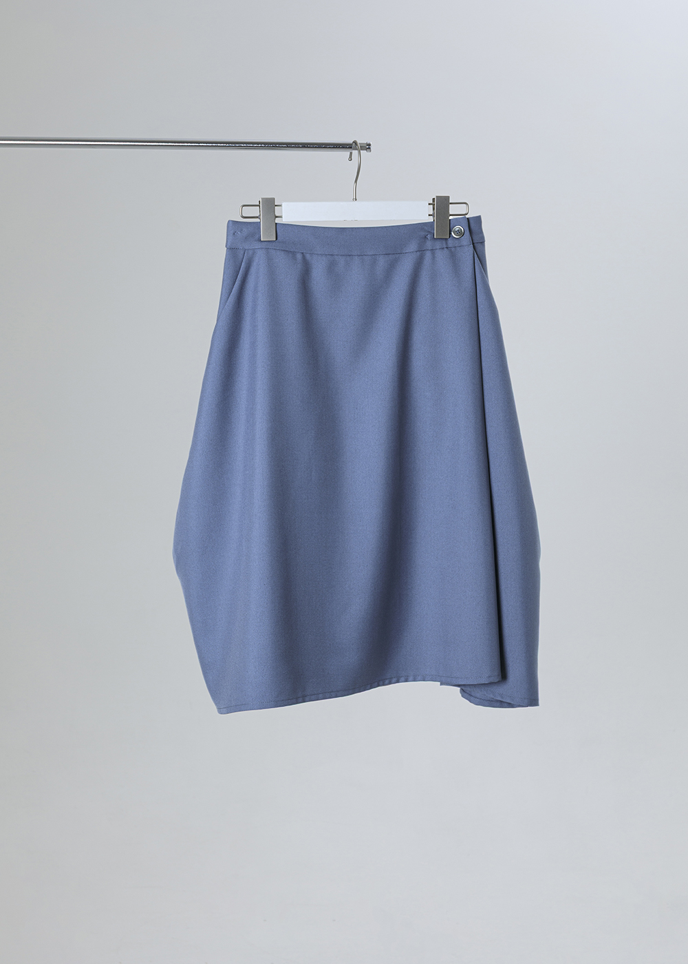 微岑不對稱打褶錐形裙<br />
