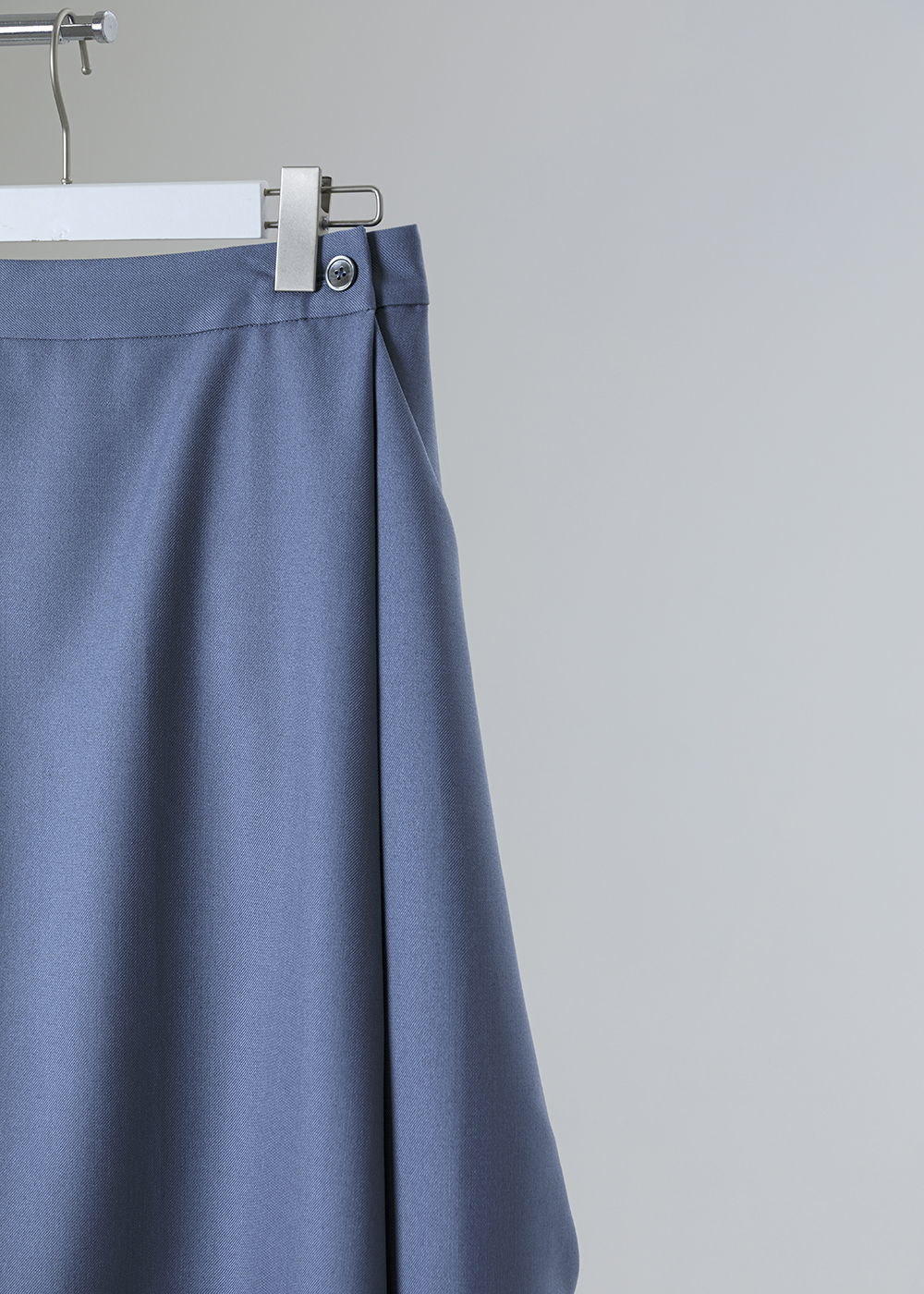 微岑不對稱打褶錐形裙<br />
