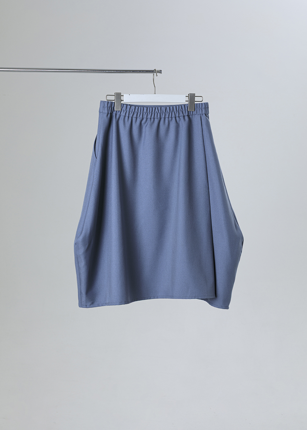 微岑不對稱打褶錐形裙<br />
