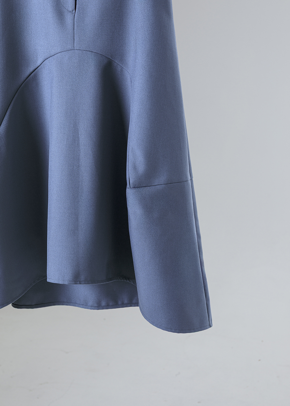 緩域立體弧線剪裁中長裙