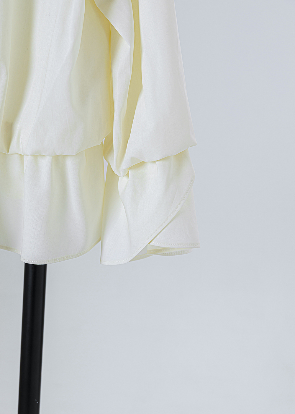 柔弧荷葉袖泡泡上衣 