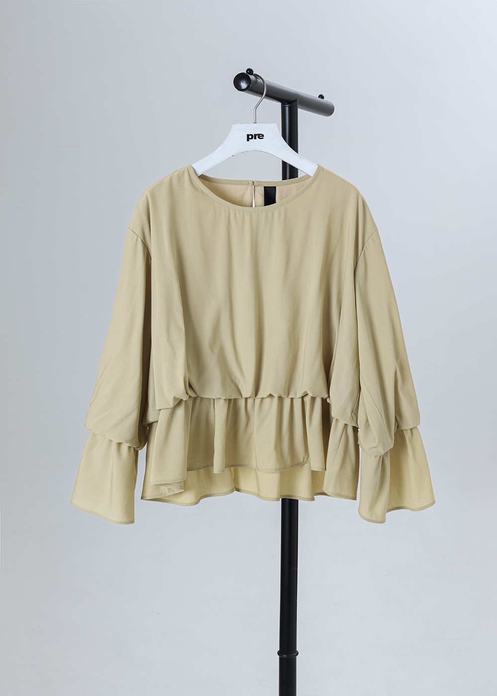 柔弧荷葉袖泡泡上衣 