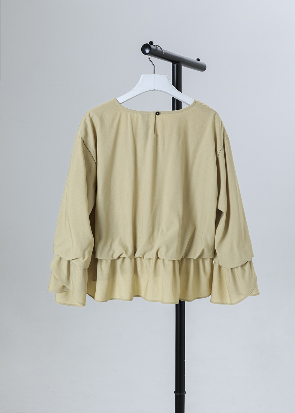 柔弧荷葉袖泡泡上衣 