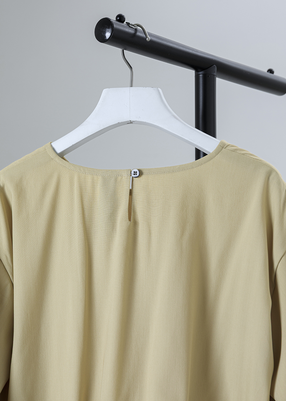 柔弧荷葉袖泡泡上衣 