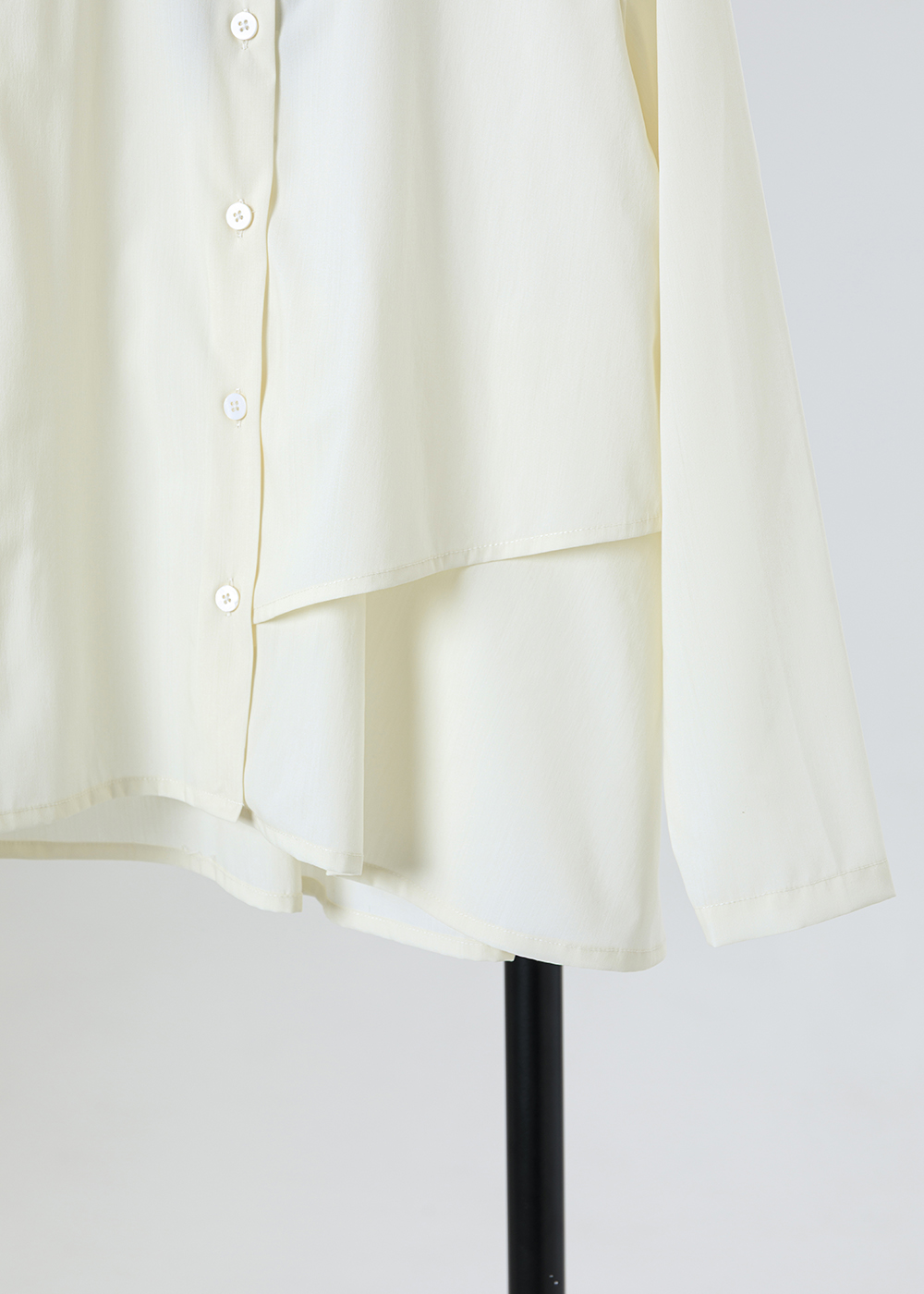 靜線不對稱翻領疊片襯衫