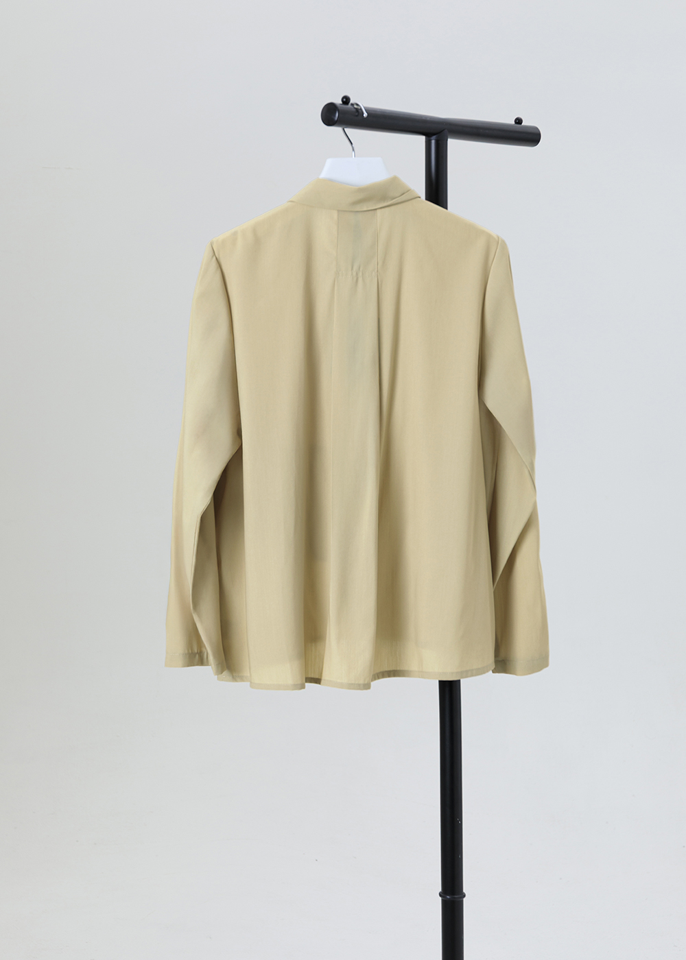 靜線不對稱翻領疊片襯衫