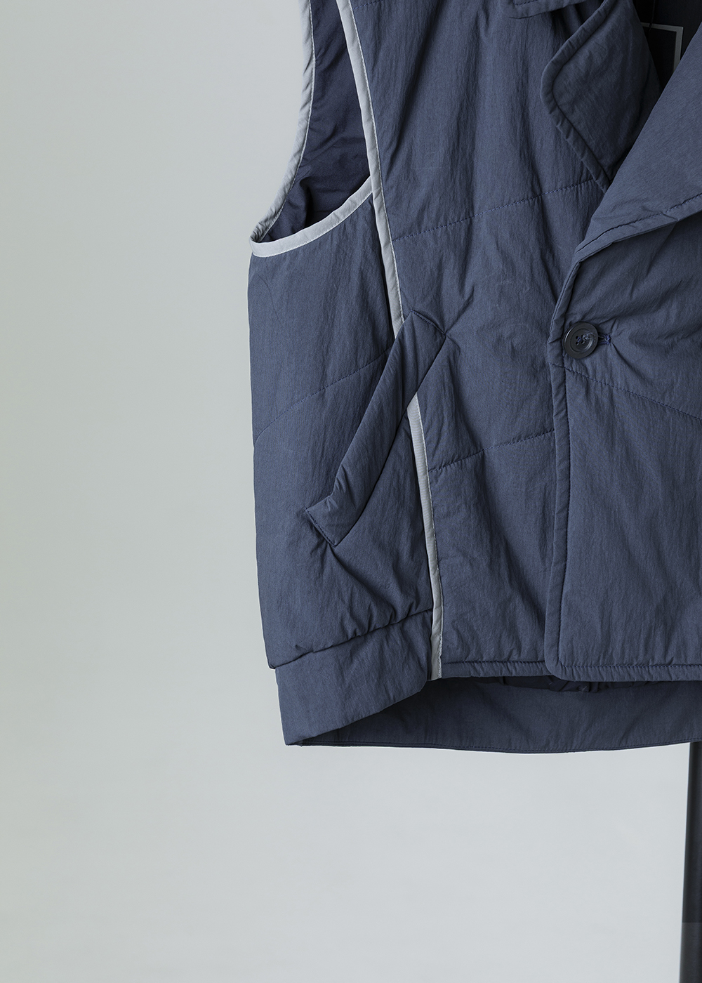 靜構鋪棉立領短版背心