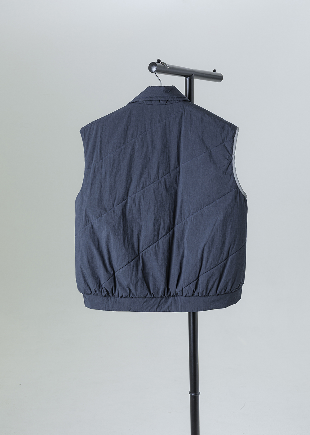 靜構鋪棉立領短版背心