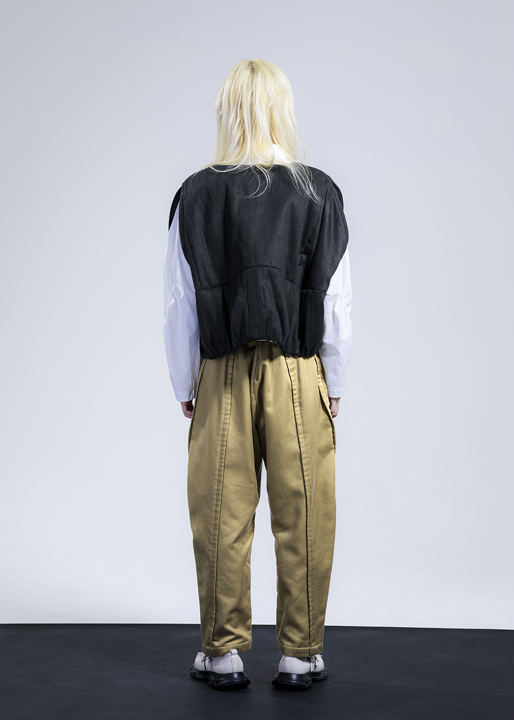 球體剪裁短版背心